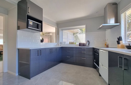 Pakuranga Heights Apartment | Wonderful Renovated 4BR House - Netflix