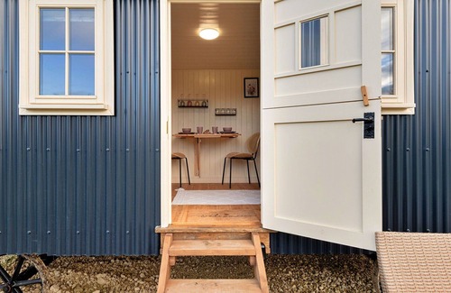 Brackley House | Wonderful villa for 2 people with WIFI, pets allowed and parking