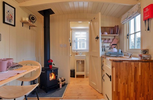 Brackley House | Wonderful villa for 2 people with WIFI, pets allowed and parking
