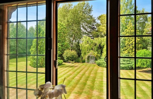 Tring House | Wonderful villa for 16 guests with WIFI, hot tub, pets allowed and parking