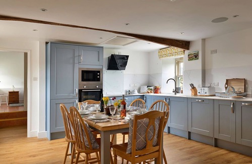 Llandrillo House | Wonderful villa for 4 people with WIFI, hot tub, TV, terrace and parking