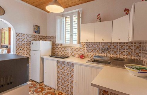 Rosciano House | Wonderful villa for 6 guests with hot tub, A/C, TV, terrace and parking