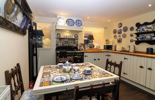 Newburgh Cottage | WONDERLAND COTTAGE, pet friendly, with open fire in Newburgh, Fife
