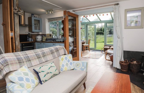 Heathfield Cottage | WOOD GLEN COTTAGE, romantic, with open fire in Rushlake Green