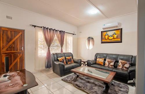 Victoria Falls House | Wood Road Guest Lodge