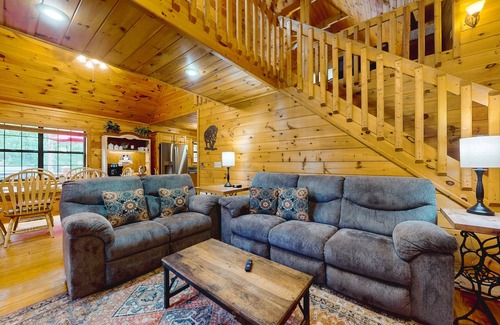 Mineral Bluff Cabin | Wooded dog-friendly cabin with games, firepit, screened porch, & private hot tub