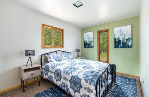 Berkeley Springs Ski Chalet | Wooded Nest, Cozy 3BR Chalet Near Spas, Downtown Berkeley Springs & Hiking
