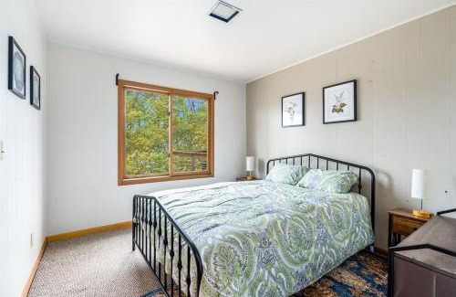 Berkeley Springs Ski Chalet | Wooded Nest, Cozy 3BR Chalet Near Spas, Downtown Berkeley Springs & Hiking