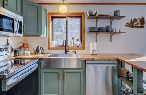 Gouldsboro Cabin | Wooded Retreat in Poconos Mountain Resort w/Firepit and Kayaks!