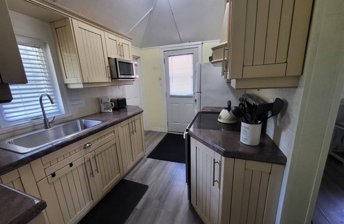 Tiny Cottage | Woodland Beach Tiny/Wasaga Cottage 2 min to the beach