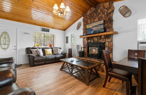 Woodlands House | Woodland Escape - Quiet Area, Walk to Hiking Trails & Park!