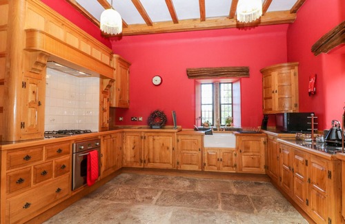 South Wingfield Cottage | WOODLAND LODGE, pet friendly, with hot tub in South Wingfield