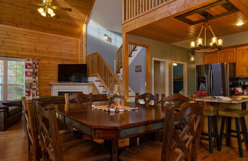 Helen Cabin | Woodland Lodge - Spacious Rustic Family retreat w/Hot Tub Minutes from Downtown