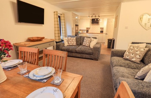Troutbeck Bridge Cottage | WOODLAND RETREAT, pet friendly, with hot tub in Windermere