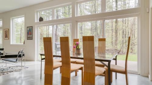 Housatonic House | Woodland Zen by AvantStay Modern Design Patio