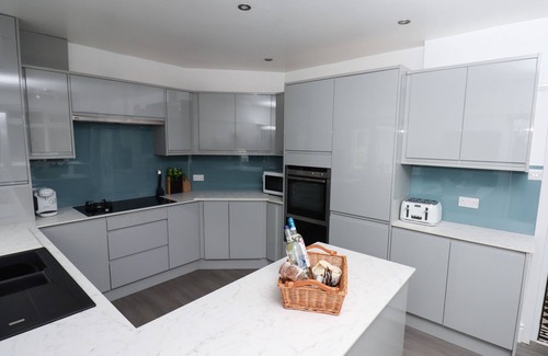 Darley Dale Cottage | WOODLANDS, family friendly, with a garden in Darley Dale