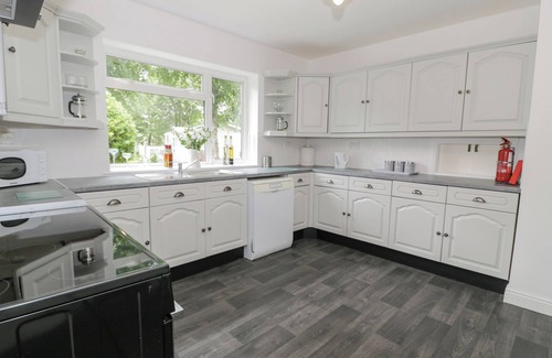 Ruthin Cottage | WOODLANDS RETREAT, pet friendly, with hot tub in Ruthin