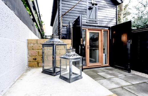Temple Ewell Villa | Woodman's Cottage