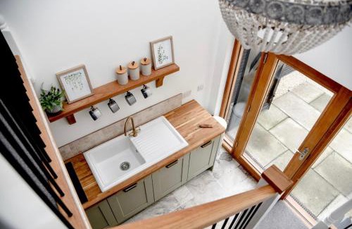 Temple Ewell Villa | Woodman's Cottage