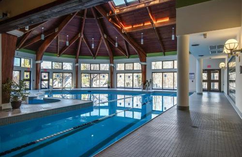 Killington House | Woods Resort and Spa - Cozy 2-Bedroom Condo Minutes to Ski Resort - Spa, Pool, Hot Tub, Tennis, Fireplace