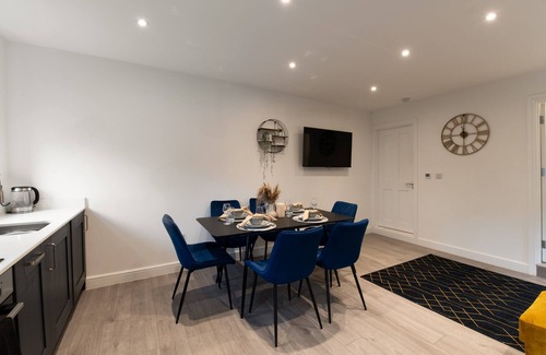 North Finchley Apartment | Woodside Pk Rd 13-A Woodside Park 3 Bedroom and 1 Bathroom Apt. A with Parking