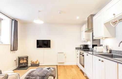 Pembridge Cottage | WOODSMITH BARN, romantic, character holiday cottage in Eardisland