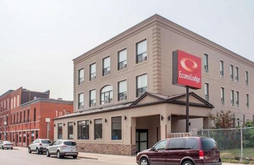 Woodstock Hotel | Woodstock Inn and Suites