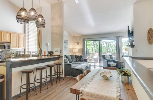 Wintergreen House | Woolly Bull-Cozy Newly Redecorated 2-Story Townhouse. <0.3 Mile Walk to slopes!