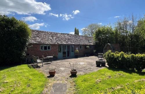 Broughton Hackett House | Worcester semi rural bungalow with off road parking