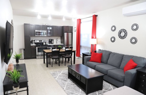 Kingfield Apartment | Work From Here#Office and Weights Area#Fast WiFi#King Bed#Roku TVs#Keurig+Coffee