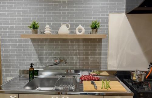 Kishiwada House | Work from home, King bed, 4-minute walk to station and convenience store, 65 TV, Netflix, Moka pot