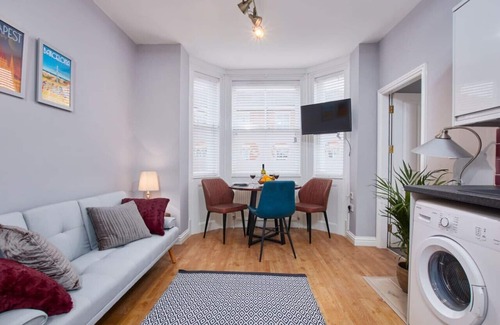 Castle Donington Apartment | Work-Ready Stay: Gym Pass, Fast Wifi, Near EMA