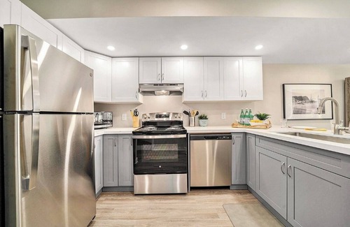 Ottawa Division House | Work & Relax | Fast WiFi | 1BR+Office | Private Fenced Yard | 30+ Nights