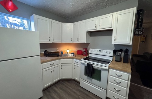 Ashland House | Workers Paradise. Uniquely decorated. Sleeps 8. Internet and tvs in every room.