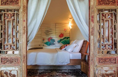 Coursegoules Apartment | World famous garden offers luxury suite in "Colonial" style.