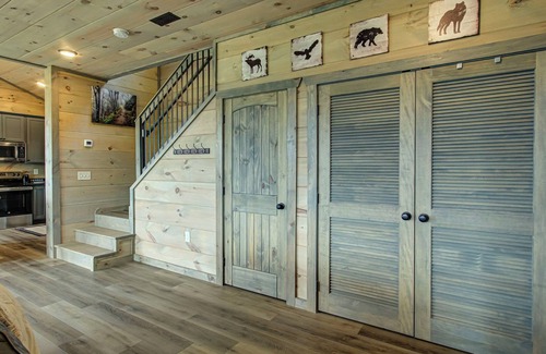 Black Bear Falls Cabin | WOW! An AMAZING View! LeConte Sunrise View.Rent it before it is gone.