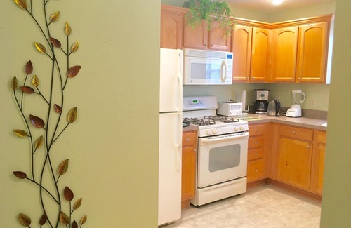 Virginia Trace Villa | WOW. ELEGANT Courtyard Villa, GOLF CART, Walk to Sumter Square & pool, sleep 6+