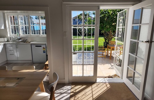 Freshwater House | WOW House, King Beds, Huge Yard, New Reno, Close to Beaches, Transport, Parks