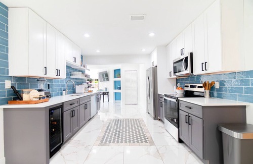 Southwest House | WPB Elegant 5BR with Hot Tub and Fire Pit Near Beach