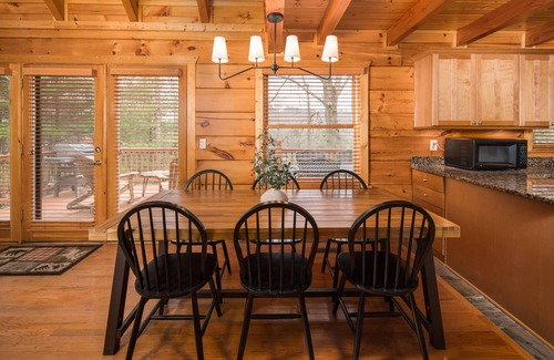 Boone Cabin | Wrap-Around Porch🏔️Hot Tub ❄️ Firepit🔥 GameRoom🎯