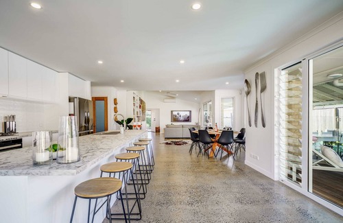 Wurtulla House | Wurtulla Beachside Haven, Steps to the Sea & Pool