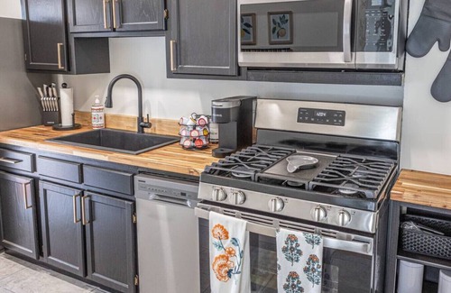 Maple Ridge Apartment | Wyndam's Foresight - quaint abode near everything!