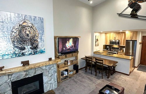 Upper Village Condo | XL Luxury Penthouse. Aspens. Ski-in ski-out. Kitchen 3beds. 3hot tubs. BBQ. Wii.