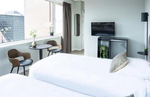 Raamsdonksveer Apartment | Xl Suite With Rain Shower, Aircon At City Center