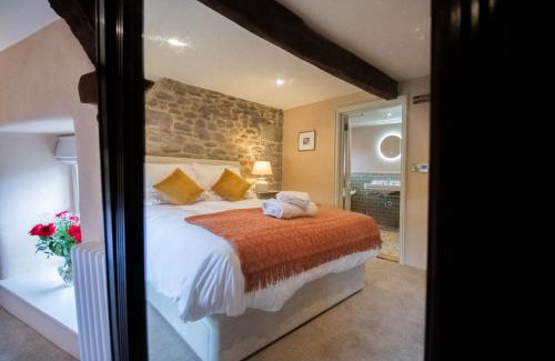 Llangadog Hotel | Y Castell