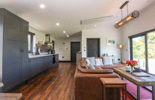 Moelfre Cottage | Y CWT, family friendly, with a garden in Moelfre