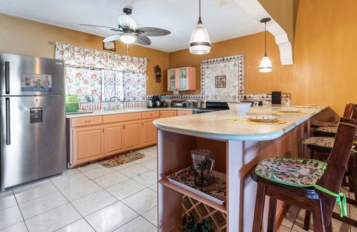 Albion House | YanceyLargo-6BR Two-Story Estate w/Mountain Views by RedAwning