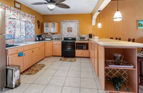 Albion House | YanceyLargo-6BR Two-Story Estate w/Mountain Views by RedAwning