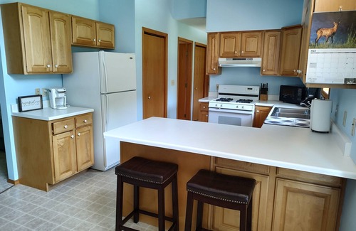 Yankton House | Yankton home close to the lake