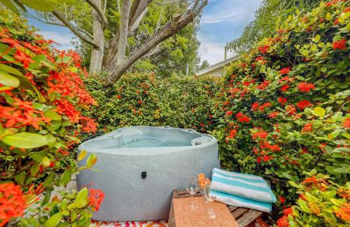 Lake Worth House | Yard and Hot Tub Historic Lake Worth Cottage!